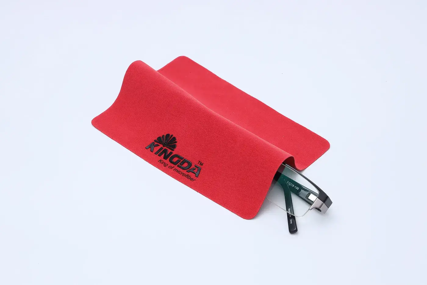 Silicone microfiber cleaning cloth with non-slip grip