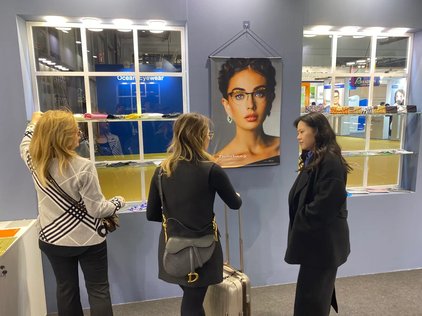 Kingda HK OPTICAL FAIR trade-show booth and microfiber product display, photo 2