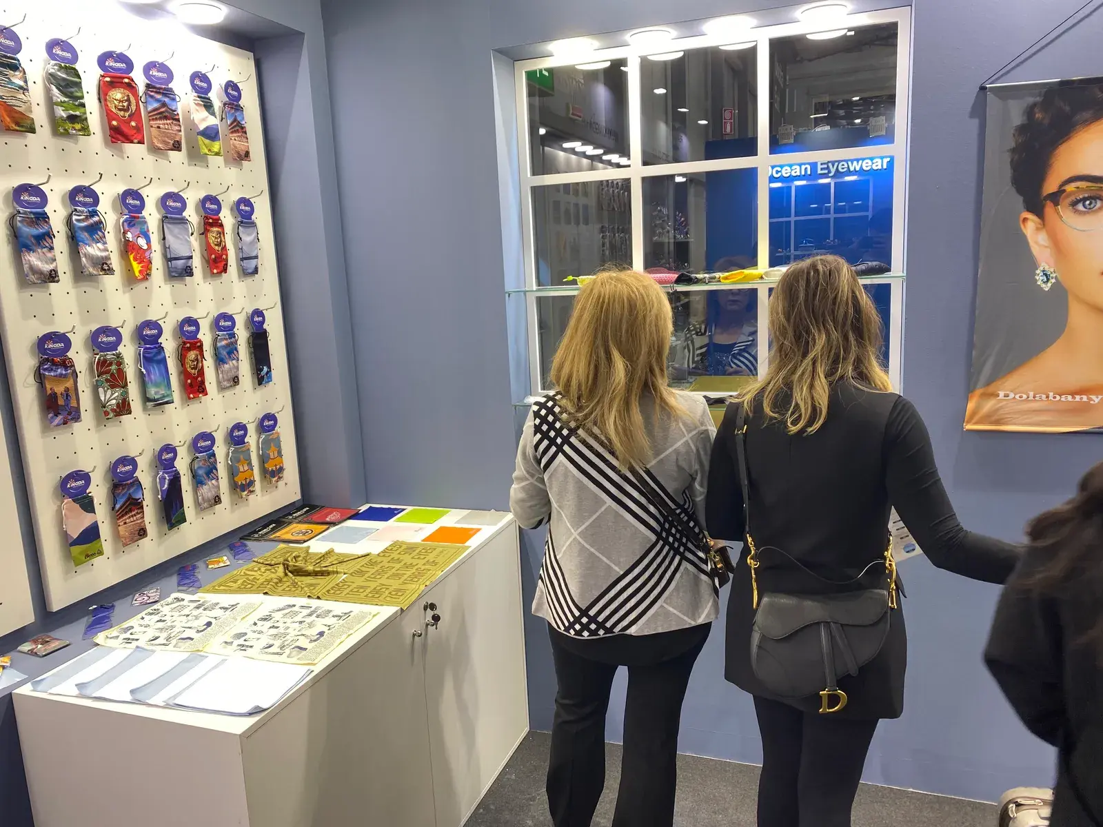 Kingda HK OPTICAL FAIR trade-show booth and microfiber product display, photo 4