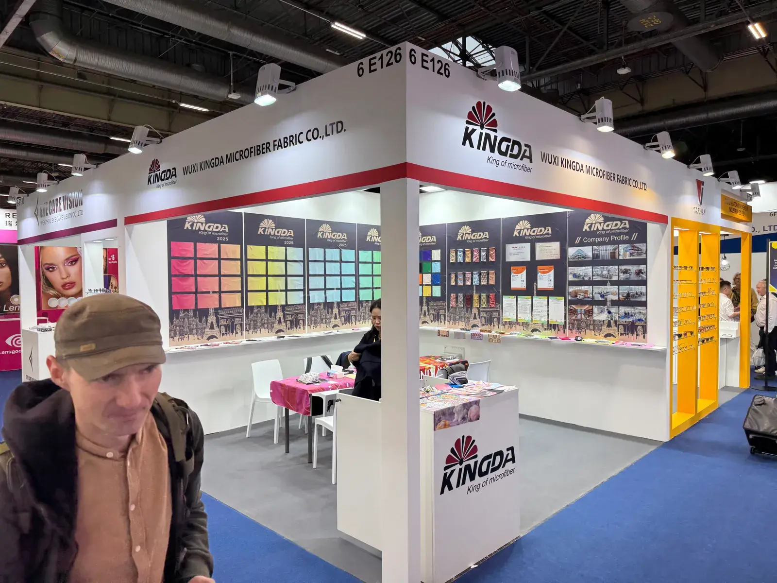 Kingda SILMO trade-show booth and microfiber product display, photo 2