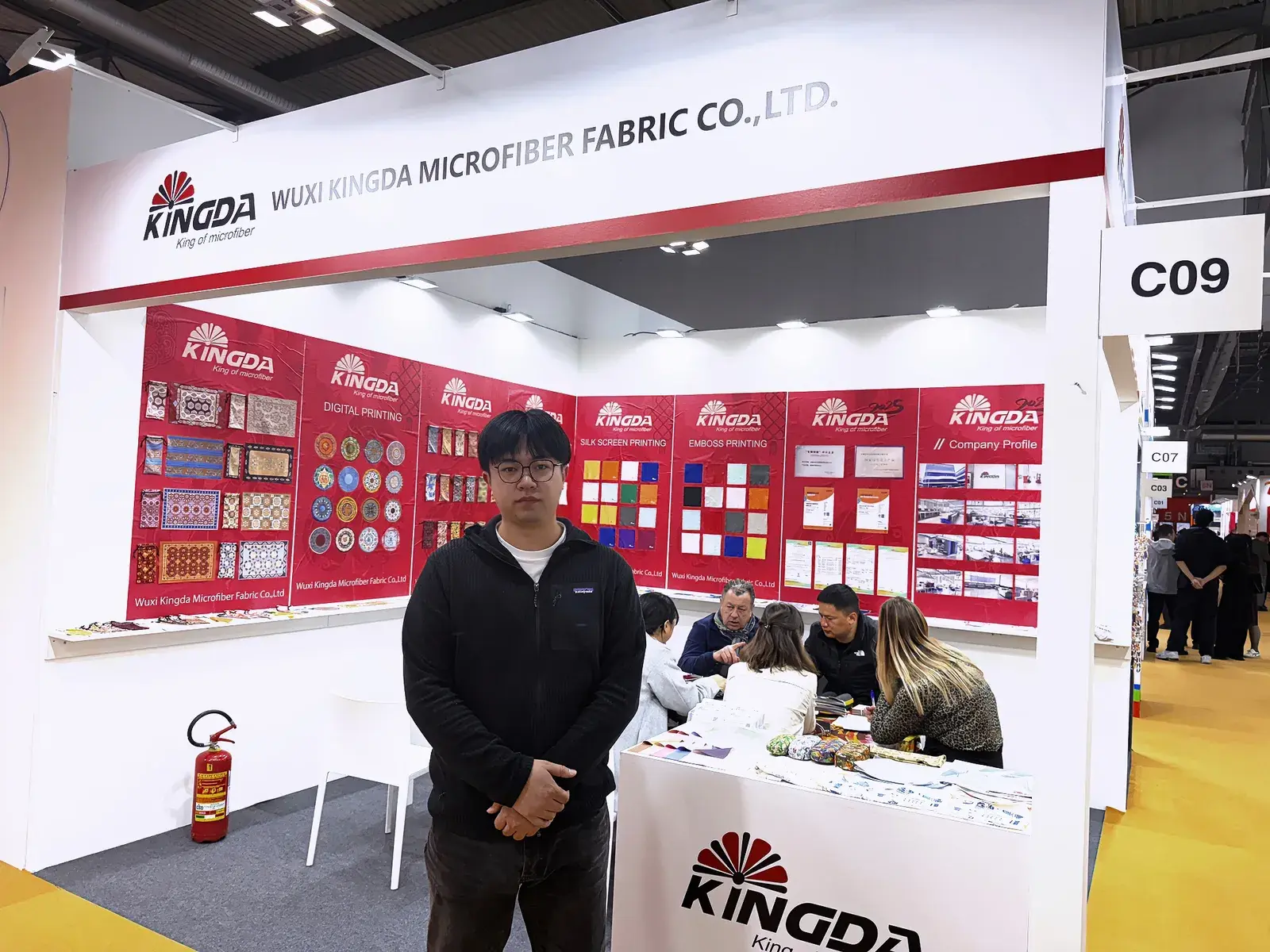 Kingda SILMO trade-show booth and microfiber product display, photo 8