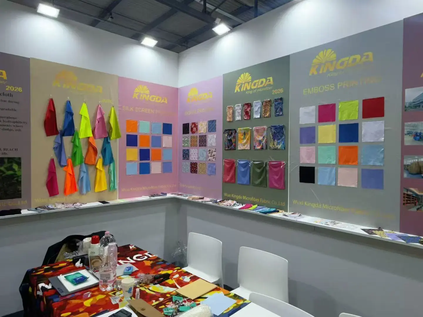 Kingda 2026 trade-show booth presenting microfiber cloths and optical accessories